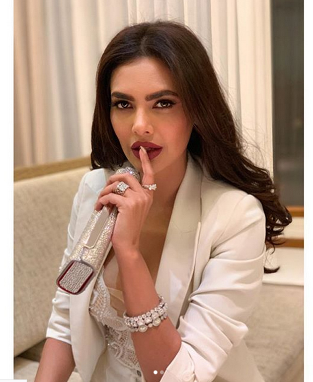 Esha Gupta Instagram Pics